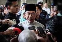 Anwar bercakap kepada pemberita selepas meninjau tapak bekas Pangkalan TUDM Sungai Besi yang akan dibaik pulih oleh KLCC Property Holdings Berhad (KLCCH). Foto Bernama