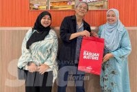 Hiro Tan (tengah) menyokong gerakan Rasuah Busters dan berharap usaha bersama hampir 600 rakan gabungan yang berkongsi matlamat serta misi yang sama dapat terus diperkukuh.