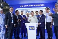 Alexander (tengah) menandatangani plak peringatan semasa kunjungan beliau ke Pavilion Touch ‘n Go di MyARTTE 2026, MITEC Kuala Lumpur.