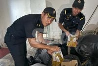 Timbunan kotak mengandungi minyak peket yang disorokkan di tingkat atas premis.