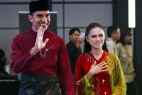Syed Saddiq (kiri) dan Bella Astillah ketika sidang akhbar mengenai walimatul urus perkahwinan mereka pada Jumaat. Foto: Bernama