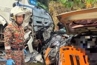 Suami isteri maut manakala dua anak perempuannya cedera selepas terbabit kemalangan di Kluang pada Jumaat.