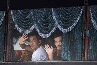 Tahanan warga Myanmar dibawa pulang ke negara asal menggunakan kapal UMS Moattama milik Tentera Laut Myanmar di Pangkalan Tentera Laut Diraja Malaysia (TLDM) pada 29 September lalu. Foto Bernama 