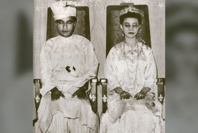 CINTA SEJATI.. Dr Hasmah sentiasa berada di sisi Dr Mahathir selama tujuh dekad perkahwinan mereka.