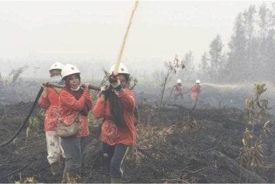 Kumpulan digelar 'Mamas' itu kini beroperasi di kira-kira 12 kampung di daerah Ketapang, kawasan luar bandar Kalimantan. Foto AFP