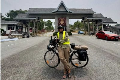 Penulis buku siri Ustazah Basikal, Ahmad Mohd Isa berharap karya tersebut mencapai satu juta penjualan dalam tempoh tiga tahun lagi.
