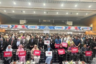 Nurhayati (duduk, tengah) bersama peserta serta tetamu jemputan pada Hari Integriti dan Kepimpinan 2026.