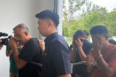 Ibu tunggal didenda RM3,000 manakala buruh kasar didenda RM4,000 oleh Mahkamah Majistret Pengerang, Kota Tinggi selepas cuba memperdaya pemilik kedai pajak gadai dengan menggadaikan gelang emas palsu.