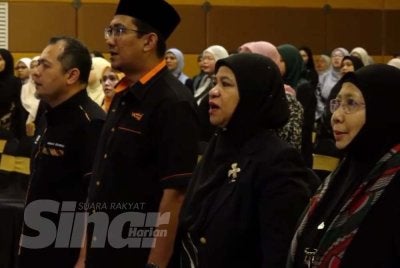 Hisyam (dua dari kiri) ketika program Women #QuranHour 2026 'Wanita Felda Bingkas' di Menara Felda pada Jumaat.