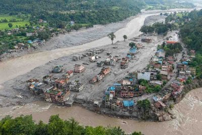 Pemandangan udara menunjukkan rumah-rumah ditenggelami lumpur susulan banjir kilat di Devighat, Perbandaran Bidur, daerah Nuwakot, Nepal. Foto AFP