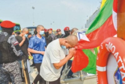 Ketiga-tiga kapal itu dijangka tiba di Yangon dalam tempoh beberapa hari.