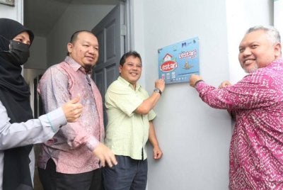 SERAHAN rumah bina baharu Projek Sinar Lestari YAPEIM di Bangi baru-baru ini. 