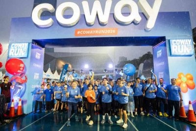 Barisan pengurusan Coway Malaysia dan para peserta berhimpun di garisan permulaan Coway Run 2026, menghayati semangat tema acara tahun ini, "Rentak Ke Hadapan"