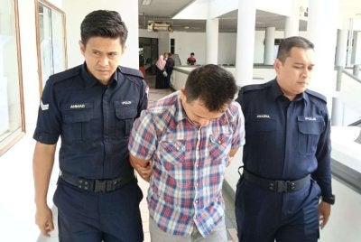 Penghantar barangan itu mengaku tidak bersalah atas pertuduhan menyebabkan kecederaan parah terhadap teman wanita.