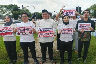 Hazim (tengah) bersama mahasiswa selepas mengadakan sidang akhbar di sini pada Jumaat.
