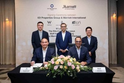 Duduk kiri, Ketua Pegawai Eksekutif Kumpulan IOIPG, Datuk Lee Yeow Seng dan Presiden Marriott International Asia Pasifik (kecuali China), Rajeev Menon ketika majlis memetrai kerjasama tersebut