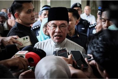 Anwar bercakap kepada pemberita selepas meninjau tapak bekas Pangkalan TUDM Sungai Besi yang akan dibaik pulih oleh KLCC Property Holdings Berhad (KLCCH). Foto Bernama