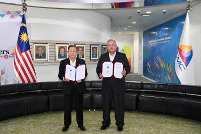 Pengerusi MCMC, Tan Sri Mohamad Salim Fateh Din (kanan) dan Ketua Pesuruhjaya SPRM, Datuk Seri Abd Halim Aman.