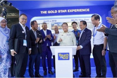 Alexander (tengah) menandatangani plak peringatan semasa kunjungan beliau ke Pavilion Touch ‘n Go di MyARTTE 2026, MITEC Kuala Lumpur.