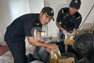 Timbunan kotak mengandungi minyak peket yang disorokkan di tingkat atas premis.
