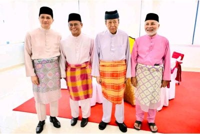 Sultan Selangor (dua dari kanan) bergambar bersama Amirudin (dua dari kiri), Mohamed Azmin (kiri) dan Mohamad Khir.