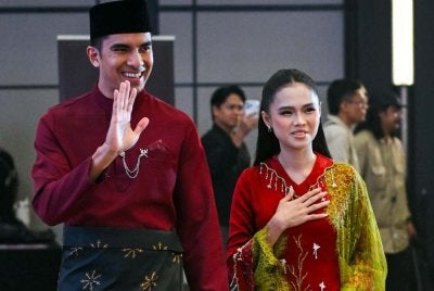 Syed Saddiq (kiri) dan Bella Astillah ketika sidang akhbar mengenai walimatul urus perkahwinan mereka pada Jumaat. Foto: Bernama