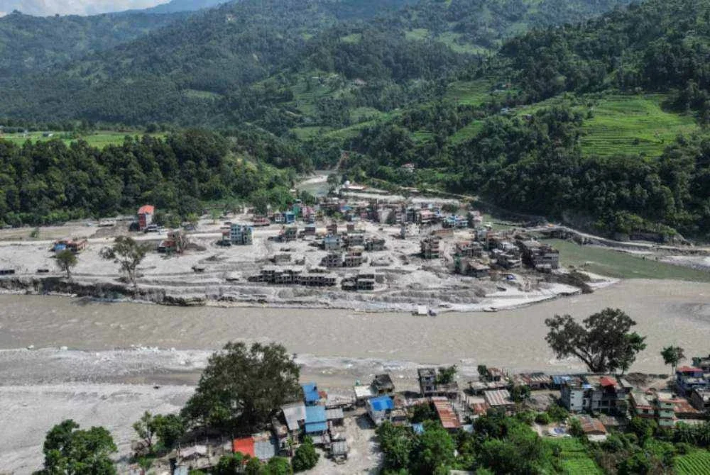 Sebahagian kawasan di Devighat masih ditimbuni lumpur tebal. Foto: Agensi