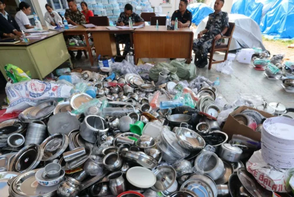 Peralatan memasak dikumpulkan di sebuah kemudahan kerajaan di Bidur sebelum diagihkan kepada penduduk. Foto: Agensi