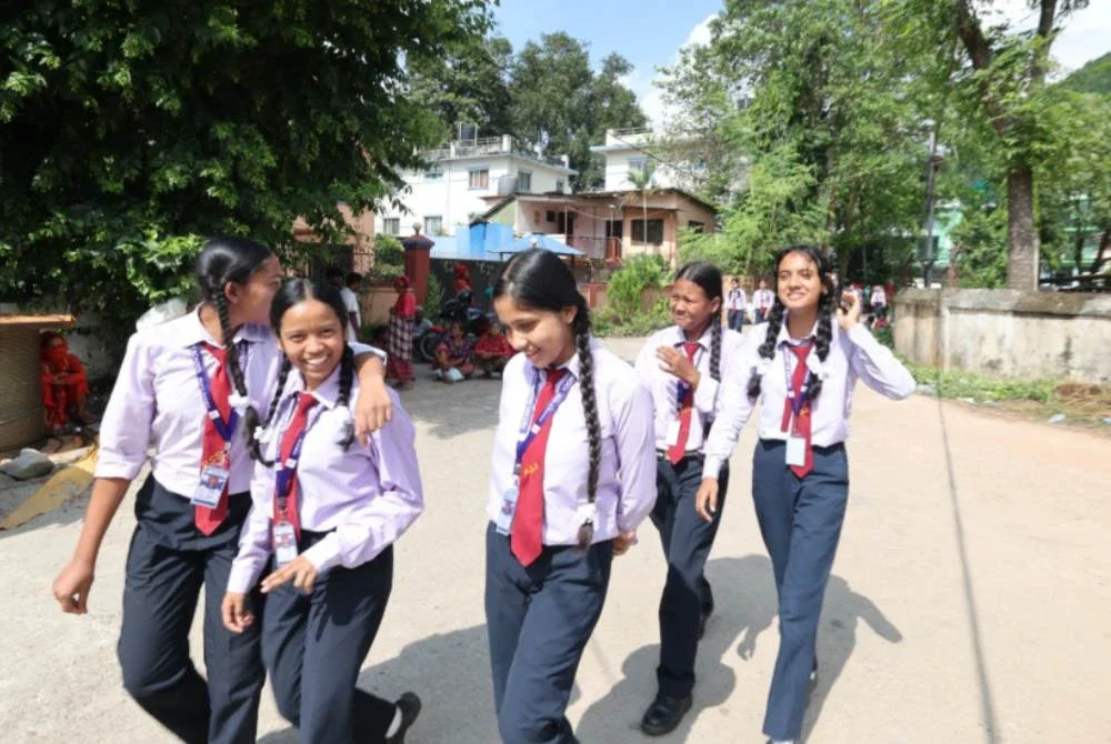 Beberapa pelajar kembali menjalani sesi pembelajaran di sebuah sekolah menengah di Bidur. Foto: Agensi