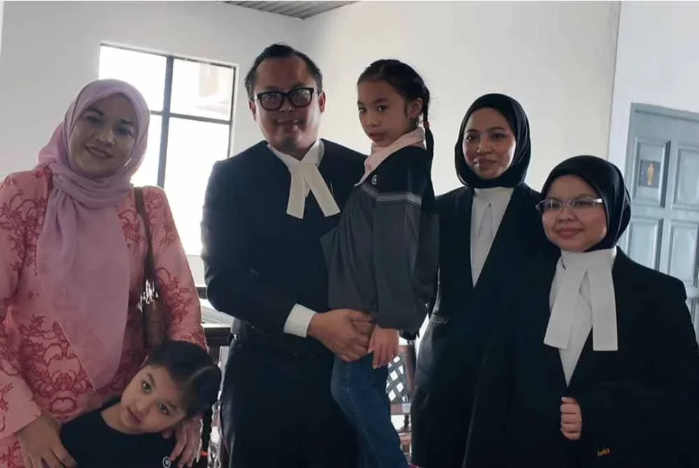Hanan Qaireen didukung peguam, Mohamed Fadly. 
