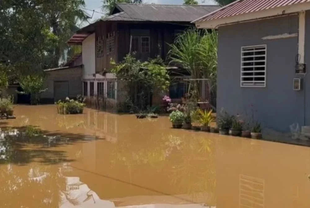 Hujan lebat berterusan mengakibatkan beberapa kawasan di sekitar daerah Kubang Pasu dilanda banjir kilat. Foto hiasan