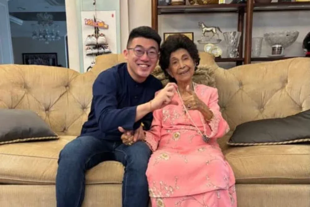 Kevin berkongsi gambar kenangan bersama Allahyarham Tun Dr Hasmah. Foto: media sosial
