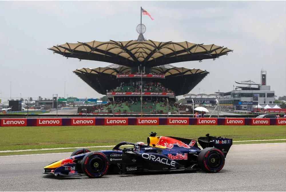 Max Verstappen mencatat masa kedua terpantas pada sesi latihan bebas ketiga perlumbaan Formula 1 Gulf Air Bahrain Grand Prix di Malaysia di Litar Antarabangsa Sepang hari ini. - Foto: Bernama