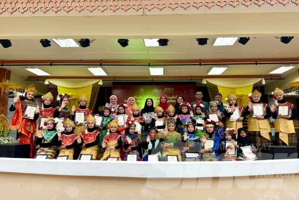 Pelapis menerima sijil peyertaan masing-masing. FOTO: SINAR HARIAN / ADILA SHARINNI WAHID