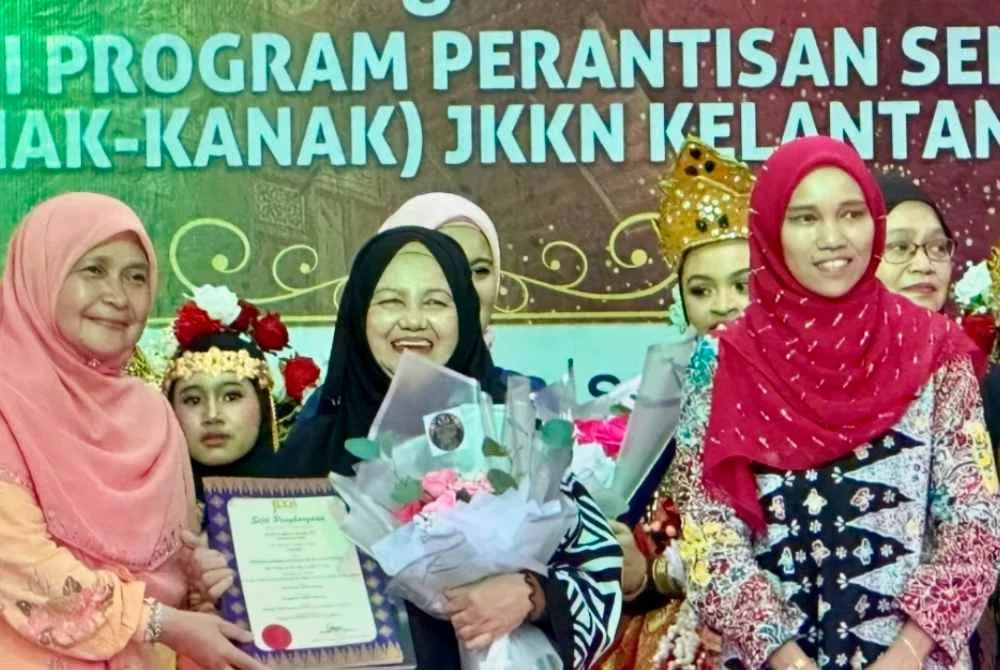 Dr Hafidzah (kiri) diiringi Rohaniza (kanan) menyampaikan sijil penghargaan kepada Ruhani (tengah).FOTO: SINAR HARIAN / ADILA SHARINNI WAHID