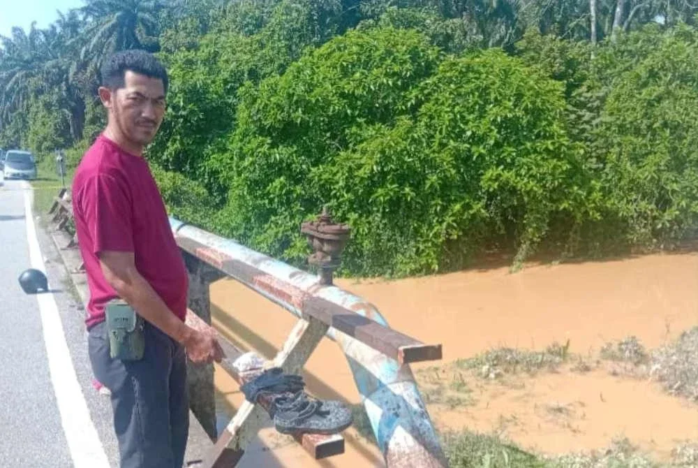 Mohd Noor menunggu perkembangan berhubung pencarian bapanya di lokasi kejadian.