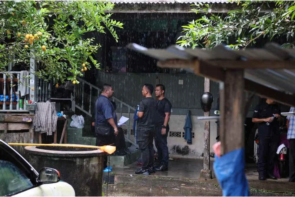 Pihak berkuasa menjalankan siasatan di lokasi kejadian susulan kes seorang lelaki maut dipukul adiknya menggunakan tukul di Kampung Tasek, Marang, Terengganu.