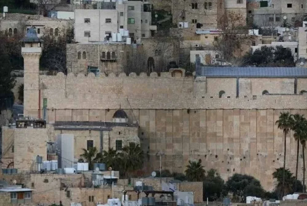 Tentera Israel menutup Masjid Ibrahimi dan kedai-kedai perniagaan berhampiran di Kota Lama Hebron kepada penduduk Palestin pada Sabtu - Foto: Agensi