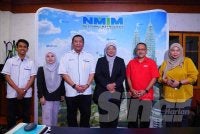 Dr Faridah (tiga dari kanan) menerima kunjungan hormat daripada Pengarang Eksekutif Sinar Harian, Azmi Tarmizi (dua dari kanan); Ketua Komunikasi Korporat dan Strategik Karangkraf, Nik Justin Nik Mohd Ariffin (empat dari kanan) serta wakil Sinar Harian di NMIM, Bandar Baru Salak Tinggi, Sepang baru-baru ini.