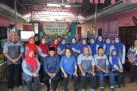 Ahmad (duduk, tiga dari kanan) selepas Mesyuarat Agung Pertubuhan Kebajikan Pemulihan dalam komuniti (PKPDK) Sinar Bakti di Lorong Bilal, Pontian.