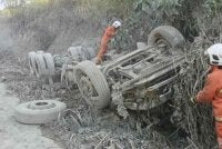 Seorang lelaki maut akibat tersepit selepas lori simen yang dipandunya terbabas sendiri dan terbalik di bahu jalan.