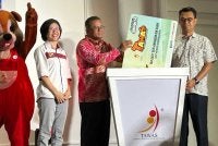 Amirudin (dua dari kanan) menyempurnakan gimik Pelancaran Program TUAH di Shah Alam pada Sabtu.