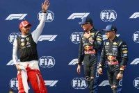 Lewis Hamilton (kiri) kagum dengan suasana meriah pada perlumbaan F1 GP Gulf Air Bahrain di Malaysia 2026 di SIC di sini hari ini. - Foto: Bernama
