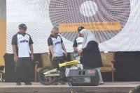 Razali (dua, kiri) menyampaikan hadiah kepada salah seorang pemenang ketika sambutan Hari Alam Sekitar Negara (HASN) 2026 di Pantai Kelulut, Marang pada Sabtu. 