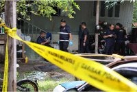 Pihak berkuasa menjalankan siasatan di lokasi kejadian susulan kes seorang lelaki maut dipukul adiknya menggunakan tukul di Kampung Tasek, Marang, Terengganu. 