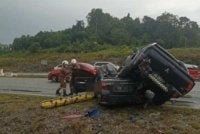 Dua individu maut selepas kereta Perodua Bezza yang mereka naiki terlibat dalam kemalangan dengan sebuah kenderaan pacuan empat roda jenis Mitsubishi Triton di Jalan Sibu-Durin di sini petang tadi. - Foto: JBPM