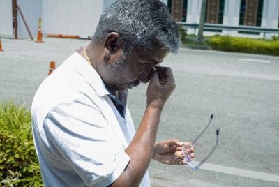 Sivakumar tidak dapat menahan sebak selepas sesi taklimat yang berlangsung di Wisma Putra, Ahad lalu. Foto: Bernama 