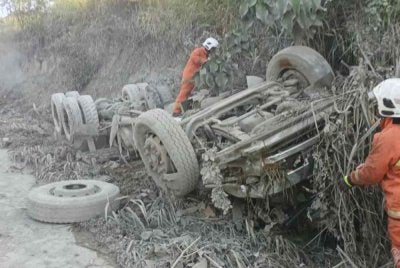 Seorang lelaki maut akibat tersepit selepas lori simen yang dipandunya terbabas sendiri dan terbalik di bahu jalan.