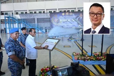 MINDEF mengumumkan pengoperasian rasmi UAS MALE ANKA-S No. 11 Skuadron di Pangkalan Udara Labuan pada Jun lalu. Gambar kecil: Oo Cheng Keat