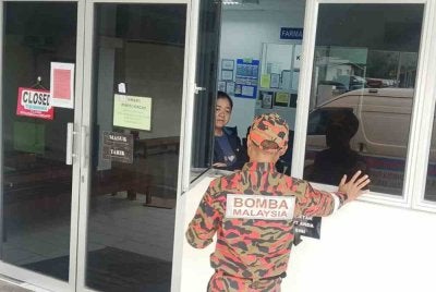 Pasukan bomba menjalankan pemantauan dan temu bual penduduk di Paginatan, Ranau, susulan gempa bumi lemah berlaku di kawasan tersebut.